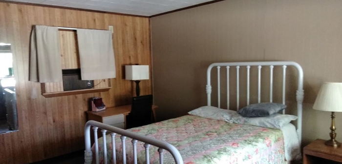 Towne Motel (Town Motel) - Web Listing (newer photo)